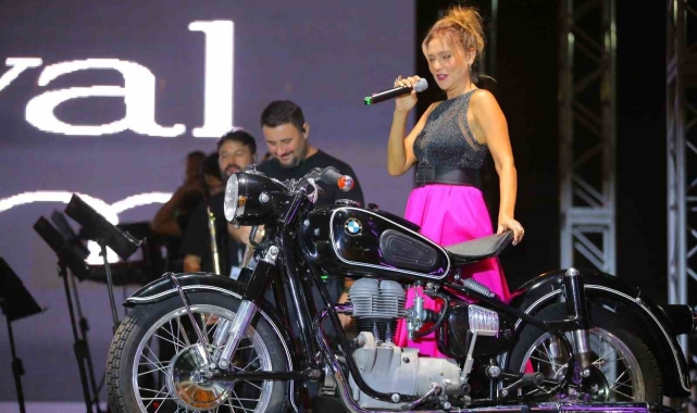 Şevval Sam NG Afyon MotoFest'te motosikleti ile sahne aldı