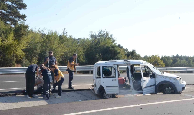 Seyir halinde lastiği patlayan araçta bulunan 4 kişi yaralandı