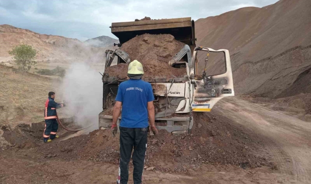Seyir halindeki kamyon yanarak kullanılamaz hale geldi