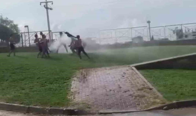 Sıcaktan bunalan çocuklar çareyi sulama aracında buldu