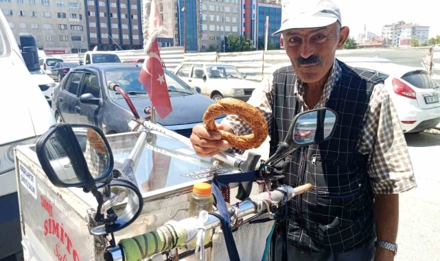 'Simitçi Salim' el arabasıyla her gün binlerce adım atıyor