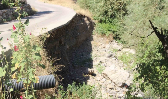 Şırnak'ta akarsu toprağı aşındırdı, köy yolu havada kaldı