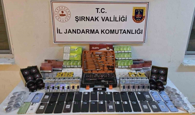 Şırnak'ta jandarma ekipleri 12 araçta gümrük kaçağı malzeme ele geçirdi