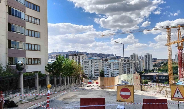 Site inşaatında ihmal iddiası: Önlem alınmadan başlanan çalışmalarda yol ve apartman bahçesinde çökmeler yaşandı