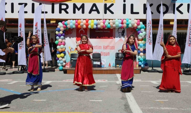 Sivas'ta İlköğretim Haftası coşkuyla kutlandı