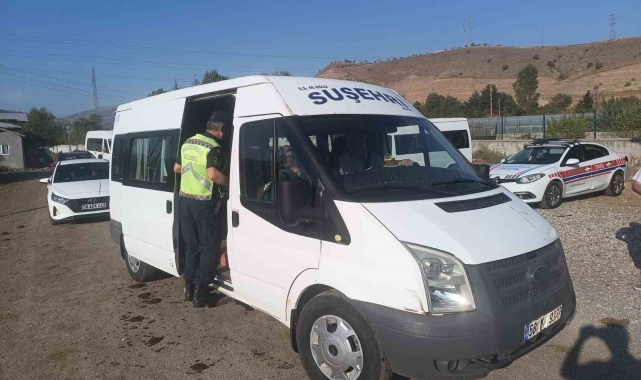Sivas'ta jandarma ekipleri okul servislerini denetlendi