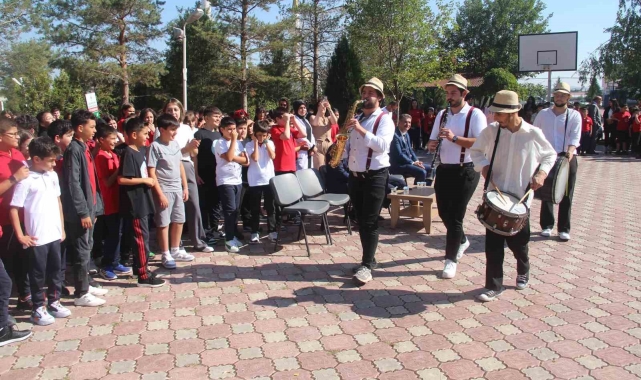 Sivas'ta öğrenciler güle oynaya dersbaşı yaptı