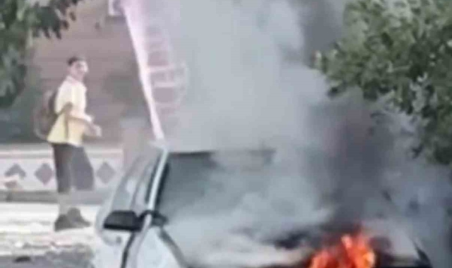 Siverek'te Park Halindeki Otomobil Yandı