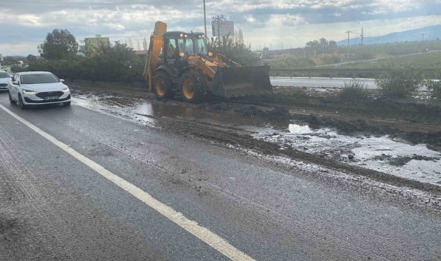 Söke Belediyesi yağış sonrası kapanan karayolunu temizleyerek trafiğe açtı