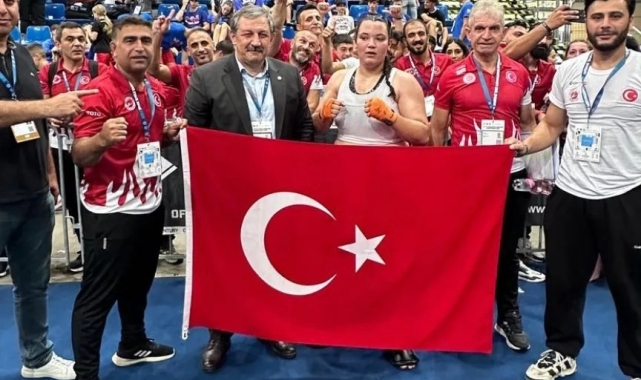 Sökeli kickboksçu Özge'den dünya birinciliği başarısı