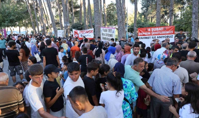 Sosyal medya fenomeninin binlerce takipçisine duyurarak düzenlediği mevlitte ikram izdihamı