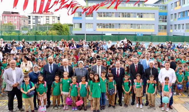 Sultanbeyli Belediyesi öğrencilere kırtasiye seti dağıttı