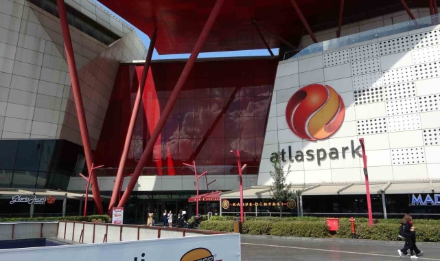 Sultanbeyli'de Atlaspark AVM'de bir kişi 3'üncü kattan zemine düştü