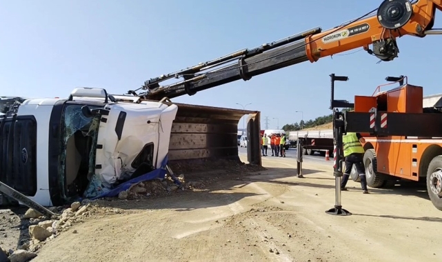 Sultanbeyli'de hafriyat yüklü kamyon devrildi: 1 yaralı