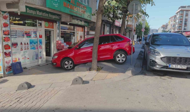 Sultangazi'de faciadan dönüldü: Fren yerine gaza basan sürücü marketin önüne düştü