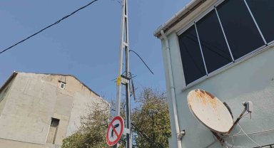 Sultangazi'de önce internet kablolarını ardından bisikleti çalan hırsız kamerada