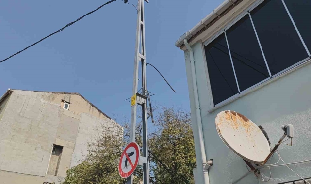 Sultangazi'de önce internet kablolarını ardından bisikleti çalan hırsız kamerada