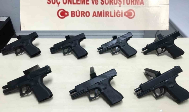 Şüphe üzerine durdurulan araçta 7 ruhsatsız silah çıktı