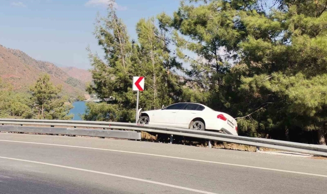 Sürücü denize uçmaktan son anda kurtuldu