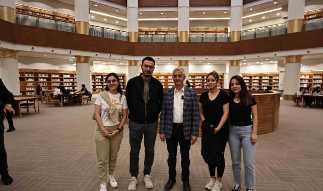 Tahmazoğlu, Şahinbey Millet Kütüphanesi'nde öğrencilerle bir araya geldi