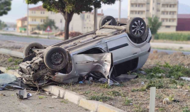 Takla atan araçta kazayı şans eseri yaralı atlattılar