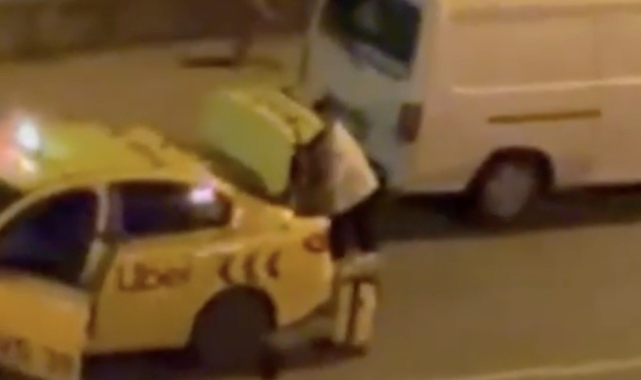 Taksi şoförüyle yolcunun kavgası kamerada, "Polis çağırın, yardım edin"
