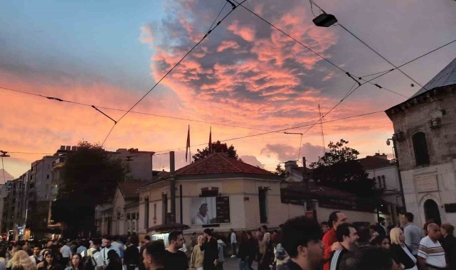Taksim&#039;de kartpostallık gün batımı manzarası hayran bıraktı