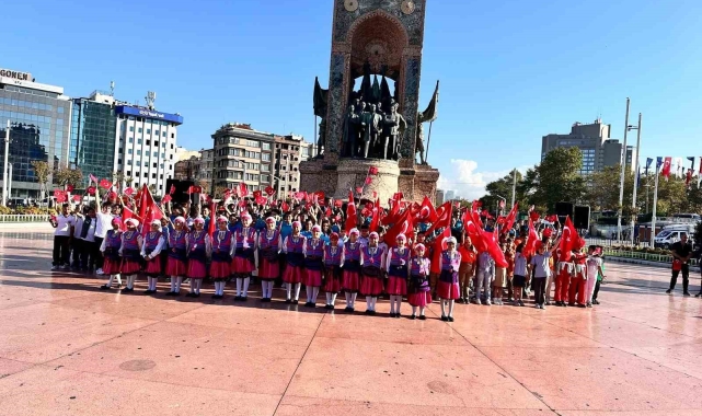 Taksim'de yeni eğitim öğretim yılı nedeniyle tören düzenledi