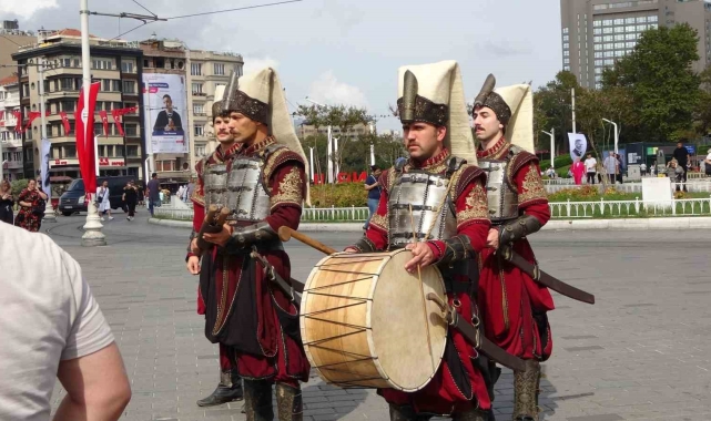 Taksim'de Yeniçeriler dizinin yeni sezonunu duyurdu, vatandaşlar o anları kayda aldı