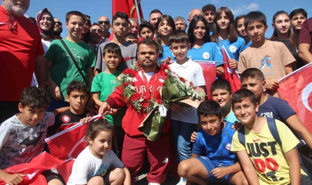 Tarihe geçen milli sporcu Abdullah Kayapınar halaylarla karşılandı