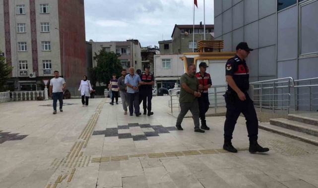Tartıştıkları trafik polisinin başına sandalye vurup yaralamışlardı: 3 kişi adliyeye sevk edildi