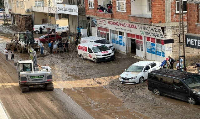 Taşkın ve heyelan meydana gelen Sürmene'de temizlik çalışmaları devam ediyor