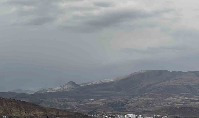 Tatvan'da yüksek kesimlere kar yağdı