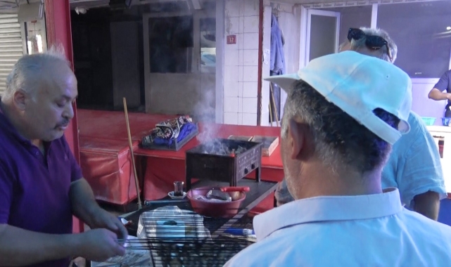Tavşanlı'da balık satışları mangalda balık ikramı ile başladı