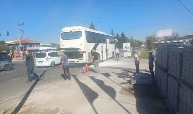 Tavşanlı'da işçi servisinde çıkan yangın korkuttu