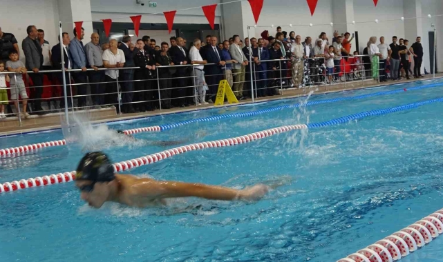 Tavşanlı'da kapalı yüzme havuzu açıldı