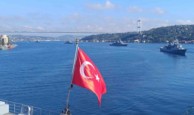 TCG Anadolu ile birlikte 15 savaş gemisi İstanbul Boğazı'ndan geçti
