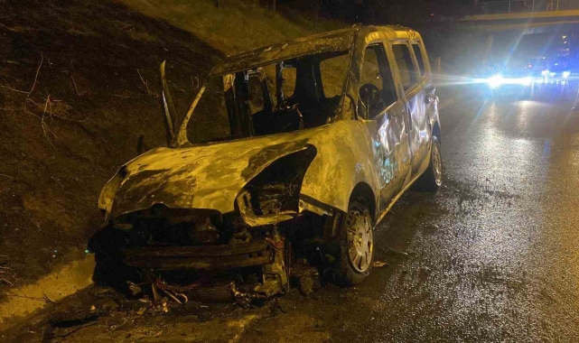 TEM Otoyolu'nda seyir halindeki araç alev topuna döndü