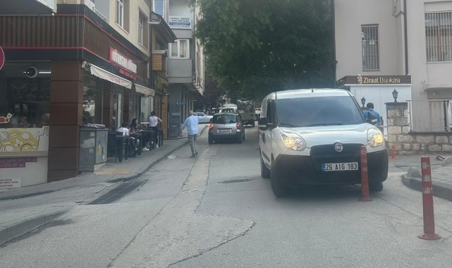 Tem ters şeride girdi, hem de hatalı park yaptı