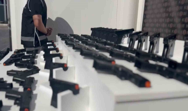 TEM'de durdurulan 3 araçtan 101 adet tabanca çıktı
