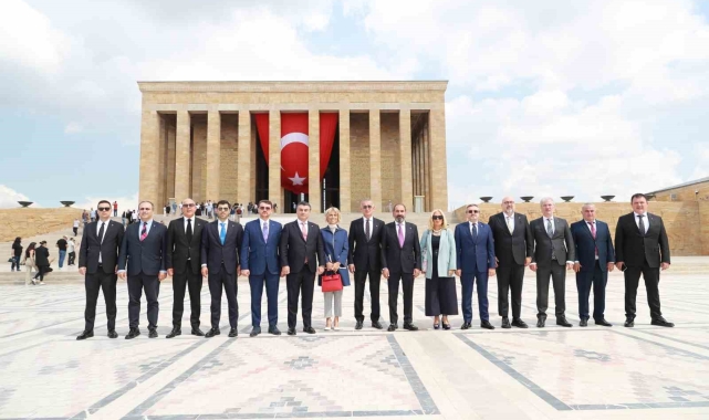 TFF Başkanı Hacıosmanoğlu ve Yönetim Kurulu Üyeleri, Anıtkabir'i ziyaret etti