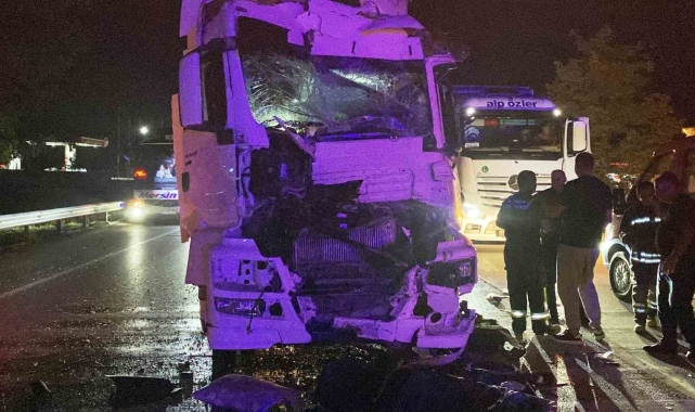 Tır kamyona arkadan çarptı, sürücü kabinde sıkıştı