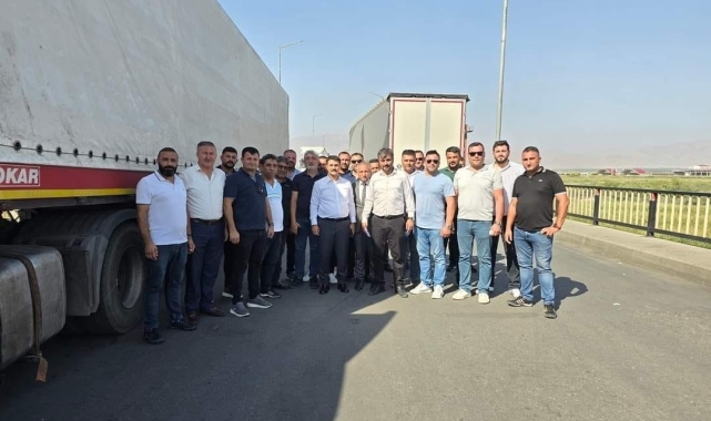 Tır şoförleri Iğdır Dilucu Gümrük Kapısı'nın giriş ve çıkışlarını kapattı