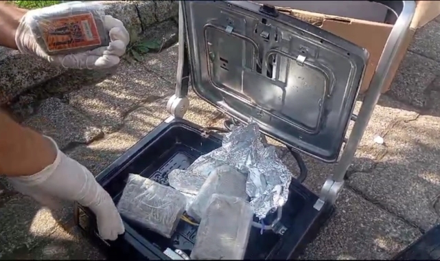 Tost makinesi içine gizlenmiş 2 kilo toz esrar ele geçirildi