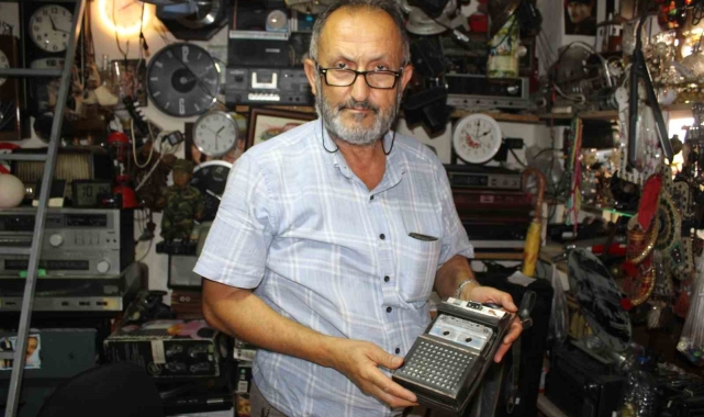 Tozlu raflarda meraklısını bekliyor