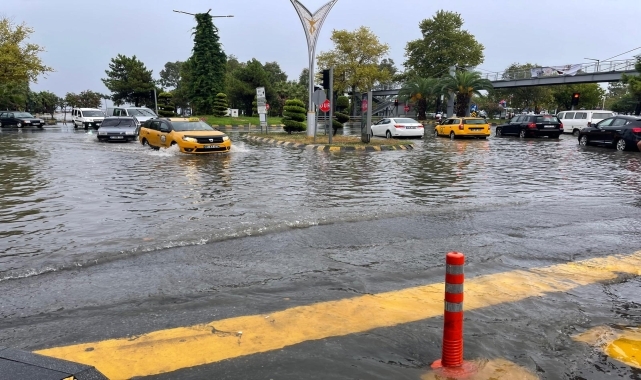 Trabzon'un Akçaabat ilçesinde sağanak etkili oldu