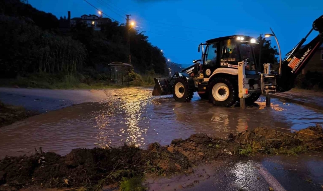 Trabzon'da sağanak yağış etkili oldu