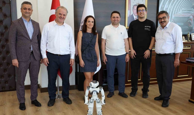 TÜBİTAK destekli robot projesi, Rektör Türkdoğan'a tanıtıldı