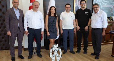 TÜBİTAK destekli robot projesi, Rektör Türkdoğan'a tanıtıldı