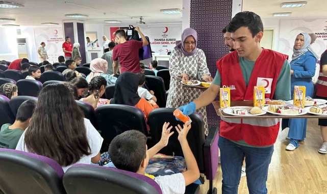 Türk Kızılay'dan yetim öğrencilere kırtasiye yardımı